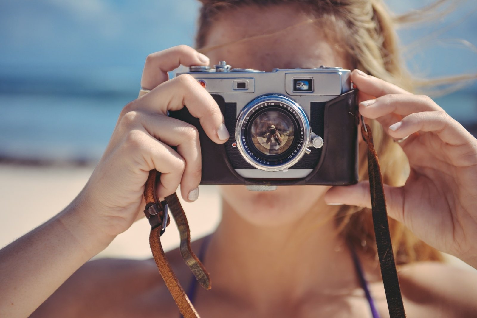 hand-girl-camera-photography-vintage-photographer-908746-pxhere.com_